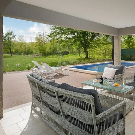 Charmante Mit Gepflegtem Garten Und Beheiztem Pool